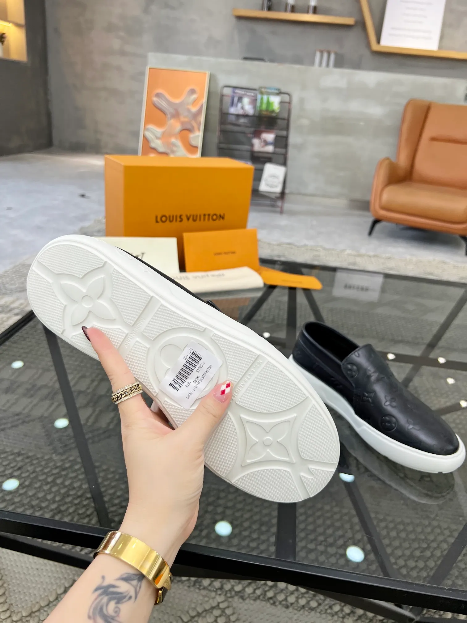 Factory price: 520💰 LV🔍Top purchasing agent🇮🇹 Road The most popular sneakers are available at the same time in the super popular sports shoe counters. The uppers are made of Italian original imported cowhide fabric. The classic and generous layout is a must-have for fashionistas. The complex craftsmanship is perfectly reproduced. The imported soft water-dyed cowhide lining is padded. The soles are: original soles specially provided by the factory. The exclusive foamed molded soles are super comfortable. The original factory follows the order. 🔍🔍High quality. You can go in and out of the counter at will. Welcome to compare. Size 39-45 (38 can be ordered)